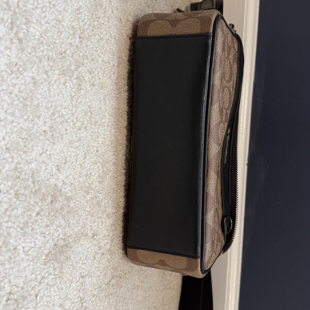 Coach Signature Canvas and Black Bag
(Unisex) Wallet included - Picture 4 of 6